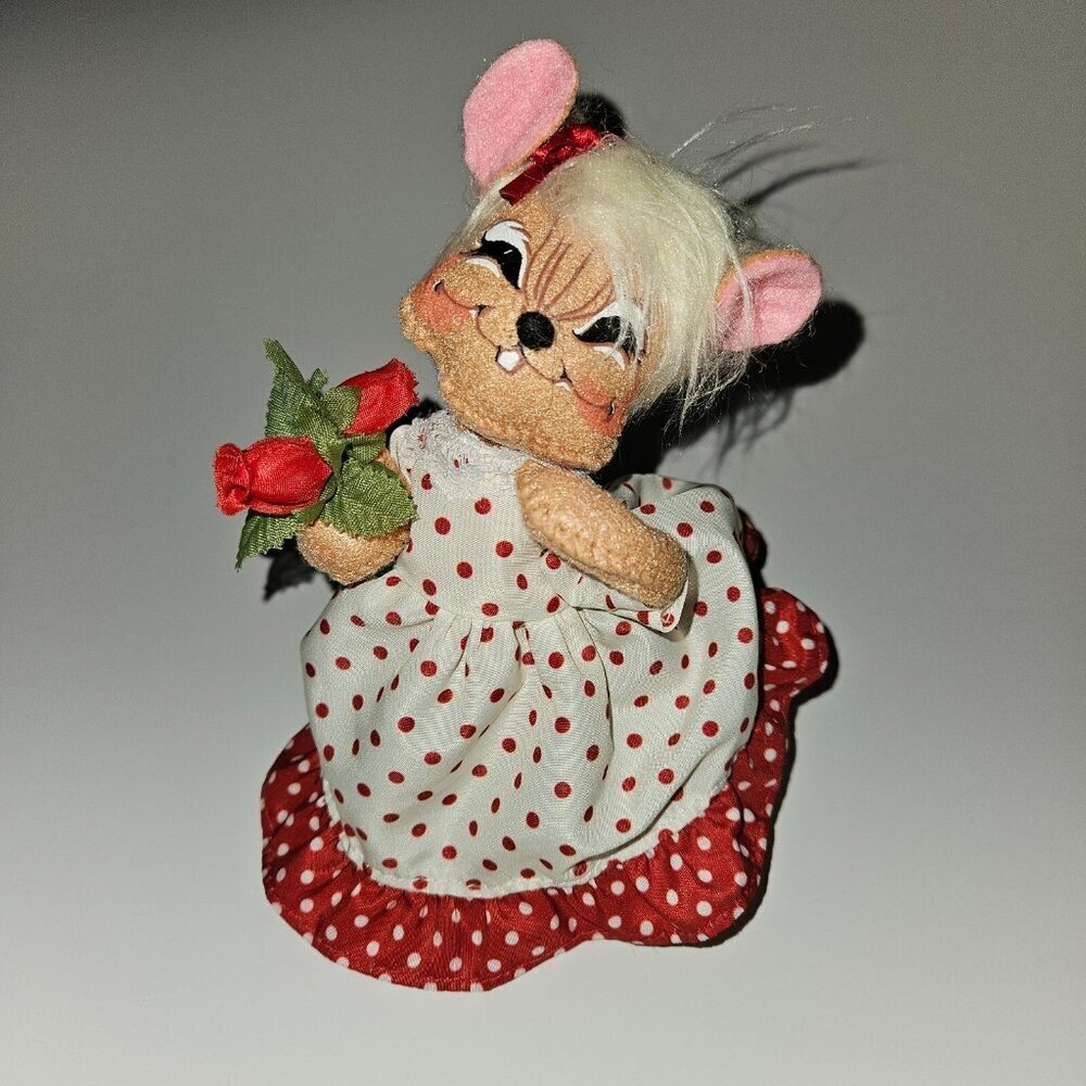 Annalee 6" Brown Mouse Holding Roses Red White Polka Dot Dress 2011 Poseable